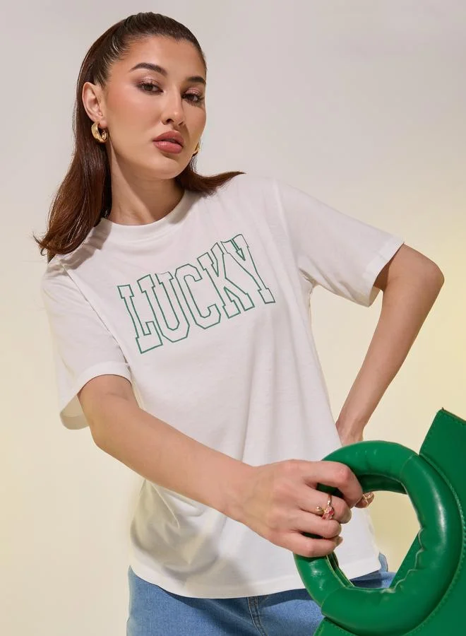 تايك تو تيشيرت نسائي أبيض بطبعة نصية بأكمام قصيرة وقصة عادية